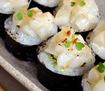 Ролл с опаленным гребешком