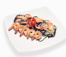 Спагетти с креветками и лососем