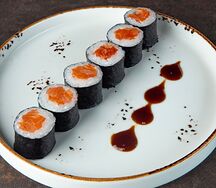 Ролл с копченым лососем