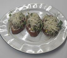 Брускетта с авокадо и томатами