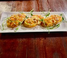 Брускетта с семгой в манговом соусе