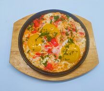 Яичница с помидорами и зеленью