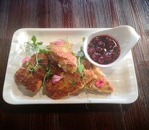 Жареный сулугуни с вишневым соусом