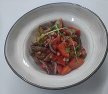 Теплый салат из говядины с овощами По-Бакински