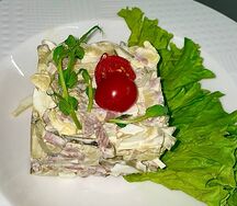 Салат с говяжьим языком и маринованным огурчиком