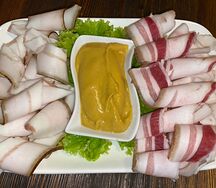 Нарезка из домашнего сала с горчицей