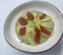 Салат с тигровыми креветками и грушей под манговым соусом