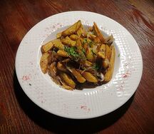 Картофель по-домашнему с луком и грибами