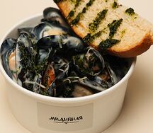 Мидии в сливочном соусе песто