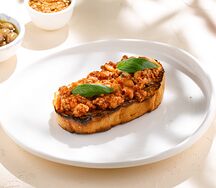 Брускетта с говядиной и белой фасолью по-тоскански