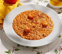 Ризотто с креветками, томатным соусом и цедрой лимона