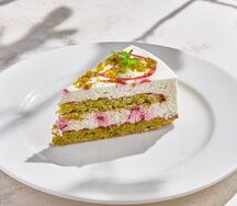 Йогуртовый торт с малиной и фисташковым бисквитом