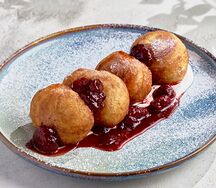 Оладьи домашние с клубничным вареньем