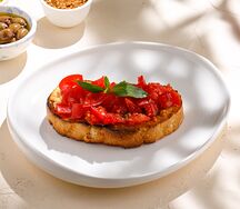 Брускетта с томатами и базиликом 