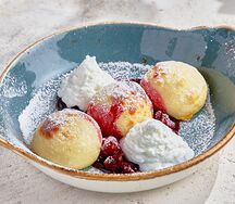 Печеные сырники с вишневым соусом