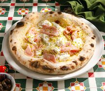 Пицца с мортаделлой и страчателлой 