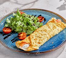 Омлет с лососем и сыром филадельфия