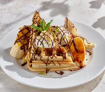 Бельгийские вафли с бананом, шоколадом и фисташками