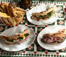 Панини с моцареллой Буффало и ветчиной