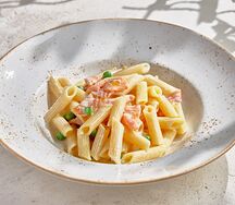 Пенне с копченым лососем