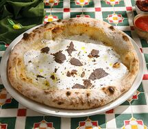 Пицца с рикотой и черным трюфелем