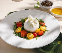 Буррата с томатами