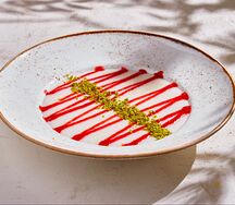 Манная каша с фисташками и клубничным соусом