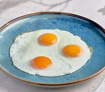 Яичница-глазунья из трёх яиц
