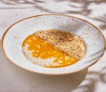 Овсяная каша с фундуком и соленой карамелью