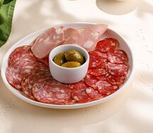 Ассорти мясных деликатесов