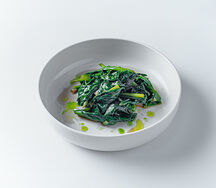 Жареный шпинат с зеленым луком