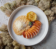 Утиная грудка с кашей из амаранта и печеным яблоко