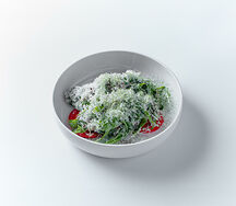 Салат с языком и рукколой с ореховым соусом