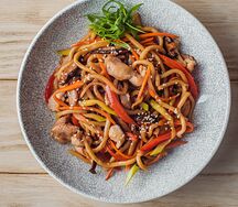 Вок с лапшой и курицей