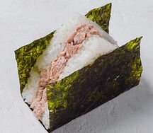 Онигири с тунцом