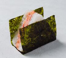 Онигири с лососем