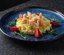 Скрэмбл с креветками и пармезаном