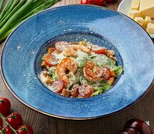 Салат Цезарь с креветками
