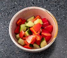 Салат из свежих овощей с маслом или сметаной