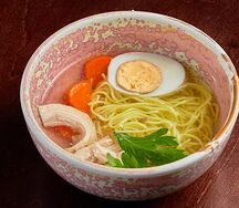 Куриный бульон с лапшой и яйцом
