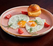 Яичница глазунья и теплая булочка с сыром