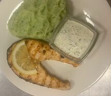 Стейк из семги и картофельное пюре со шпинатом и соусом тартар