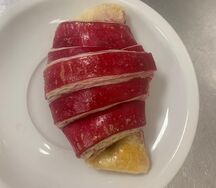 Круассан с малиной