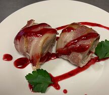 Медальоны из свинины и бекона с клюквенным соусом
