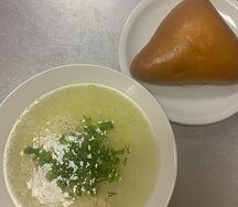 Куриный бульон с рисом и пирожком