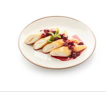 Блины с творогом и вишневым вареньем