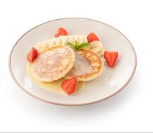 Оладьи с бананом, клубникой и сгущенным молоком