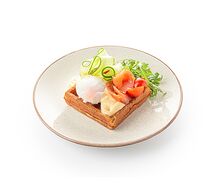 Картофельная вафля с лососем