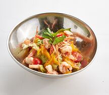 Хрустящий салат с креветками и манго