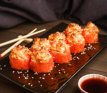 Запеченный ролл с лососем и креветкой